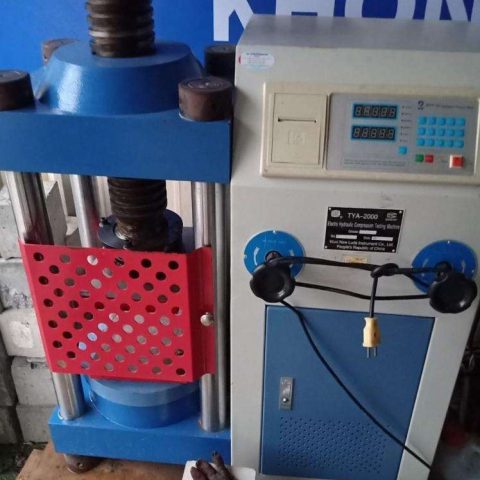 Máy kéo vải địa